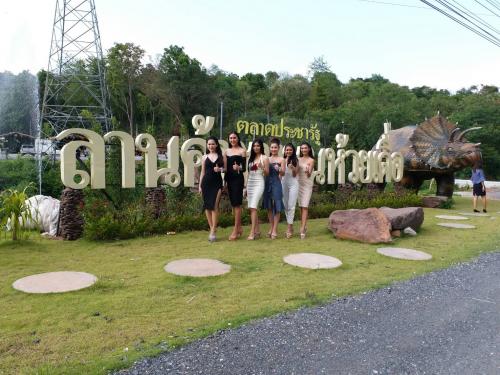 ตลาดลานค้าชุมชนห้วยเดื่อ